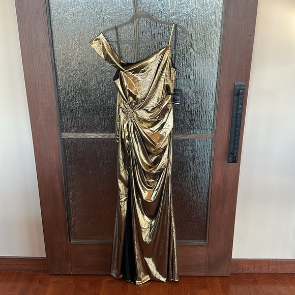 Mac Duggal
Metallic Off The Shoulder Gown size 6 NWT - Picture 5 of 12